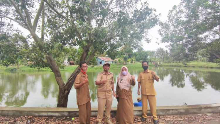 Ngobrol Santai Lurah Karang Raja dengan Founder Taman EdAgi GIB di Kolam Retensi