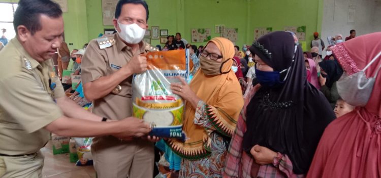 Pemerintah Kota Prabumulih Membagikan 856 Paket Beras dan Mie Instan Kepada Korban Banjir