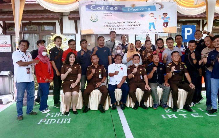 Ngopi Bareng Kajari, dengan LSM Pegiat Anti Korupsi Serta Para Jurnalis Kota Prabumulih