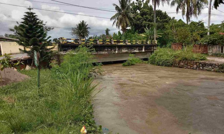 Hujan Deras yang Mengguyur Prabumulih Semalam, Membuat Sungai Kelekar Meluap