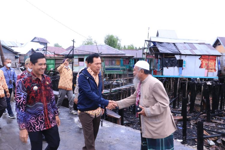 Wali Kota Prabumulih Tinjau dan Bantu Korban Kebakaran Sungsang I
