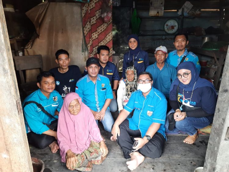 DPD KNPI dan DPD BADAR Cepat Tangap Berikan Bantuan Kepada 2 Lansia Terlantar di PALI