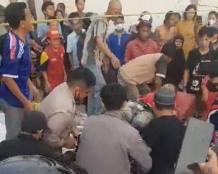 Alfamart Roboh, Belasan Korban Tertimbun Reruntuhan