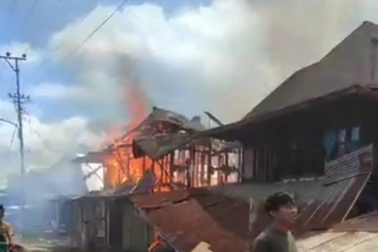 BreakingNews Kebakaran Terjadi di Desa Muara Pinang Baru Kabupaten Empat lawang