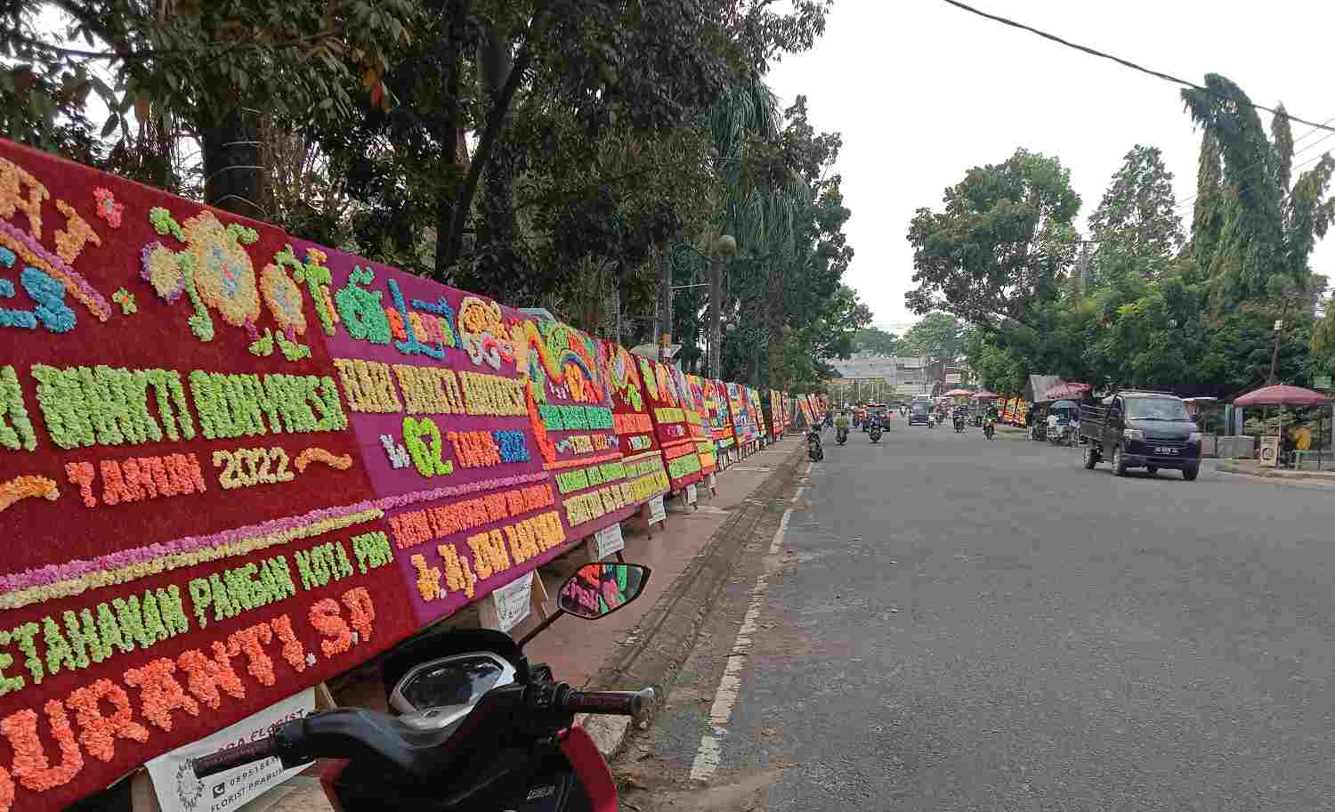 Memperingati Hari Adhyaksa ke-62, Jalan Taman Kota Prabujaya Dipenuhi Karangan Bunga