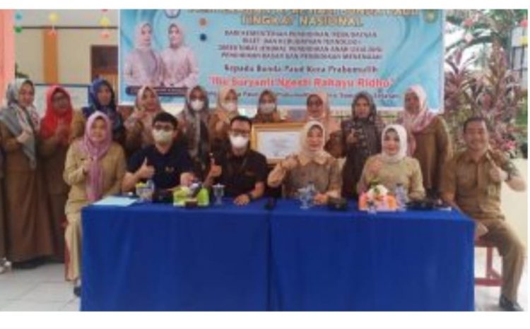 Ir. H. Suryanti Ngesti Rahayu Menerima Penghargaan dan Pin Emas
