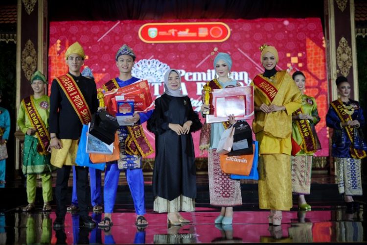 Hj Suryanti Ngesti Rahayu Ridho dan Hj Reni Indayani Fikri menghadiri Malam Grand Final Pemilihan Putra-Putri Sriwijaya