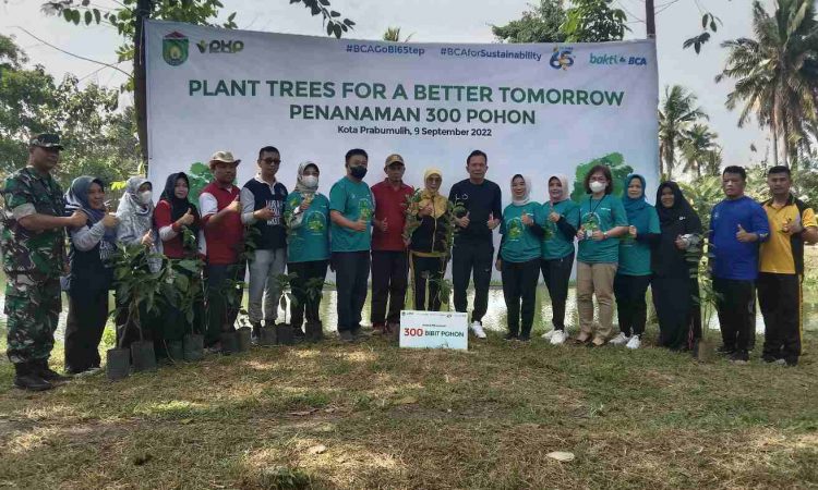 Penyerahan 300 Bibit Pohon Buah oleh BCA Disambut Baik Walikota Ridho Yahya