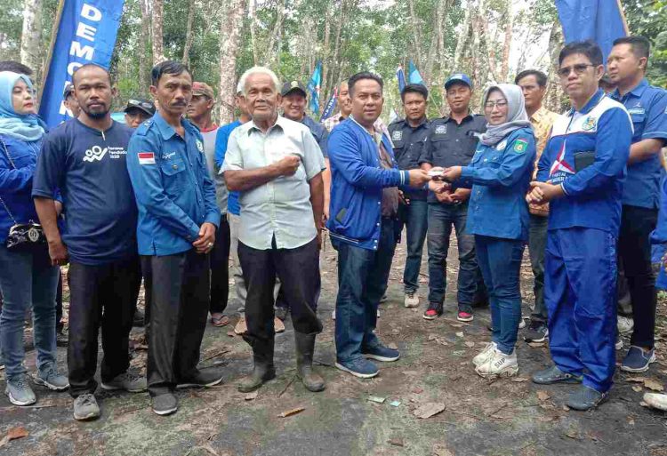 Ketua DPC Partai Demokrat Membuka Akses Jalan Menuju Pembangunan Panti Jompo Yayasan Peduli Umat Desa Pangkul