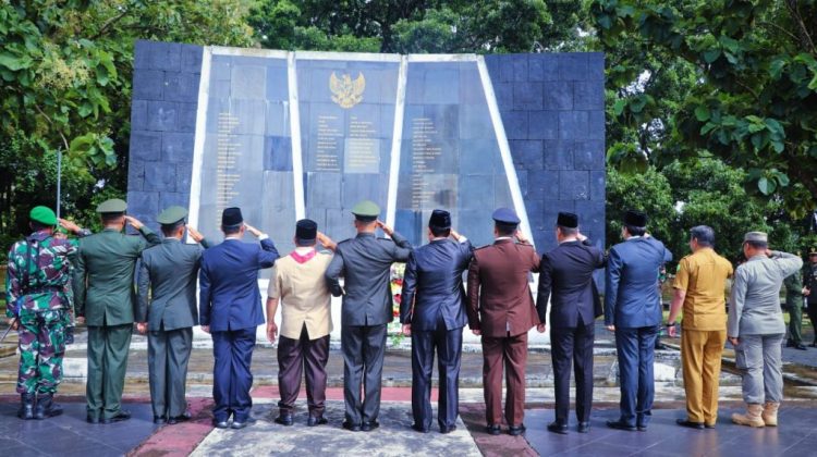 Keluarga Besar Kodim 0401/Muba Melaksanakan Ziarah Dan Tabur Bunga Di Taman Makam Pahlawan Kusuma Bangsa Sekayu