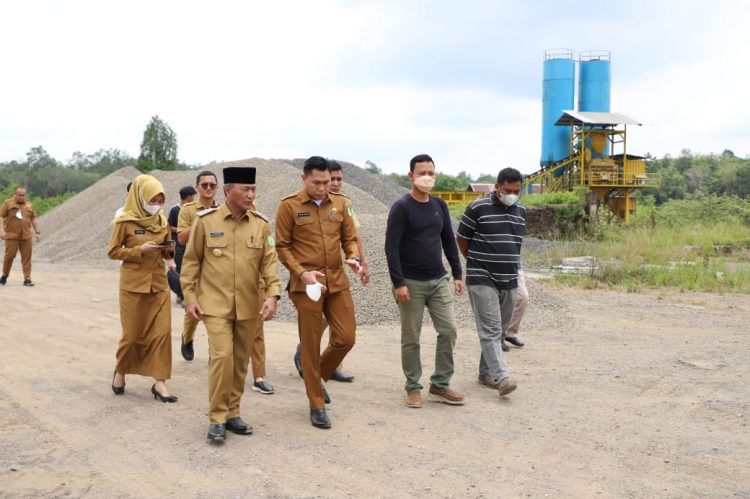 Usai Meninjau Perbaikan Jalan di Muba, Pj Bupati Apriyadi Mampir Mengecek Batching Plant Milik Warga