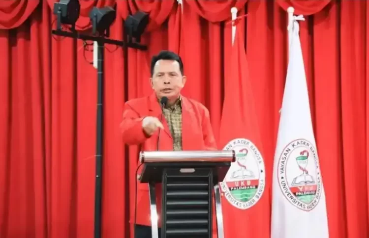 Rektor Universitas Kader Bangsa (UKB) DR. Hj. Irzanita SH, Pakaikan Almamater ke Walikota Prabumulih Ir. H. Ridho Yahya MM