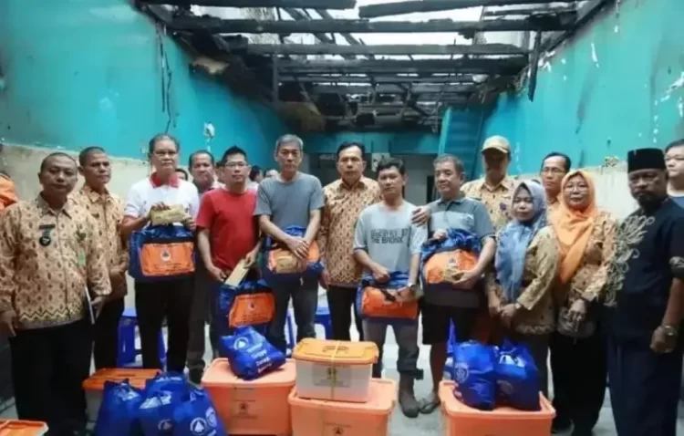 Walikota Berikan Bantuan Kepada Korban Kebakaran Lorong 99 Pasar Inpres