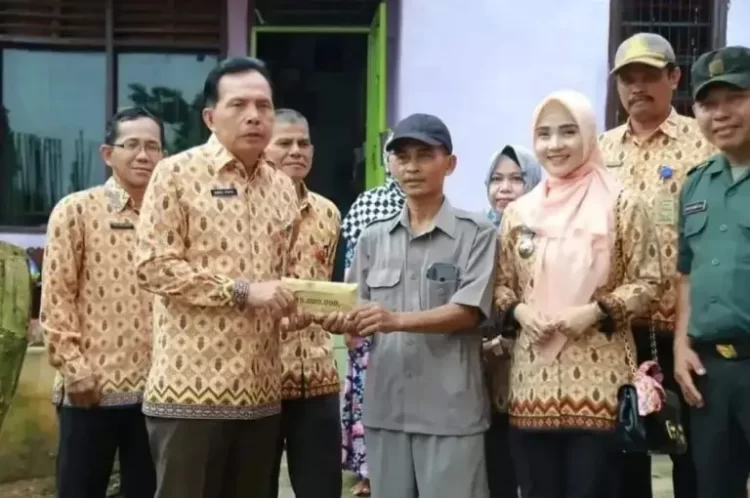 Walikota Prabumulih Berikan Bantuan Dana Perbaikan Drainase Kelurahan Wonosari