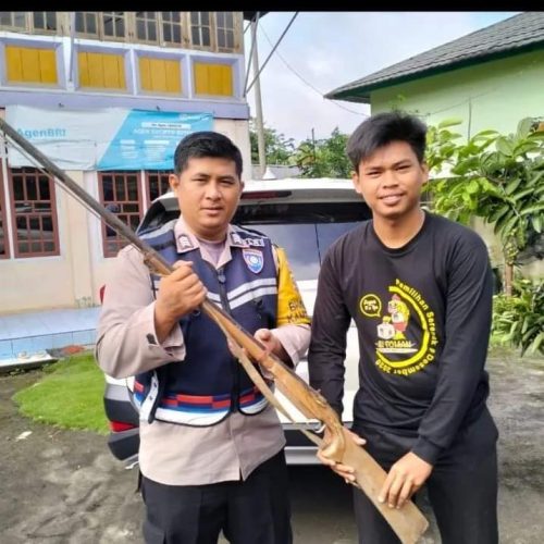 Kapolsek Penukal Abab Terima Penyerahan Senjata Laras Panjang dari Masyarakat