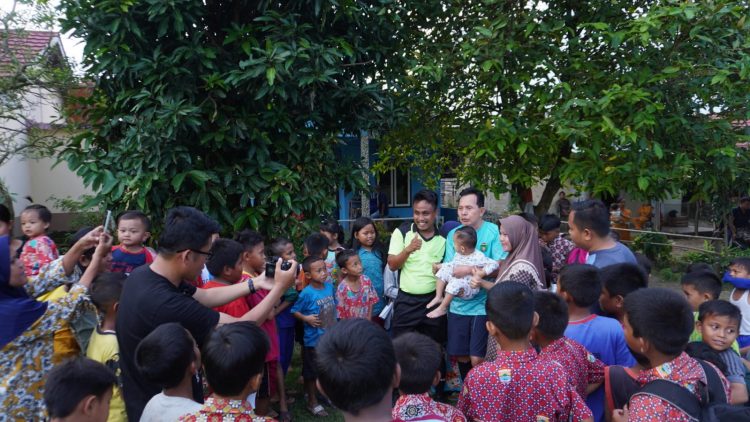 Kapten Kesebelasan Persipra Allstars Ir. H Ridho Yahya Disambut Hangat Anak-Anak Talang Betutu Sukarame Palembang