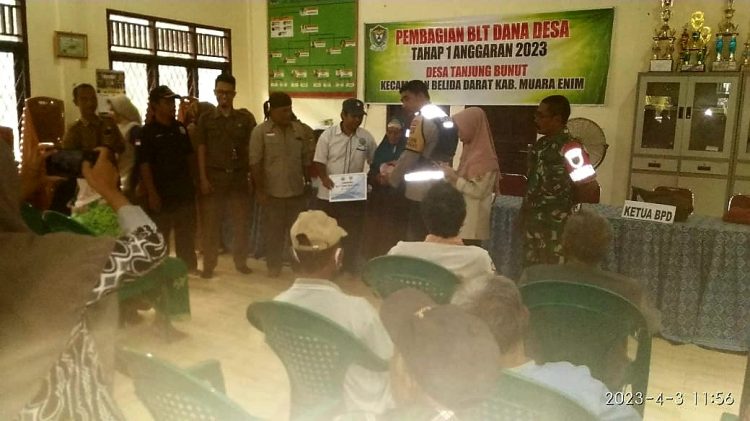 Pemerintah Desa Tanjung Bunut Bagikan BLT Kepada 36 KPM