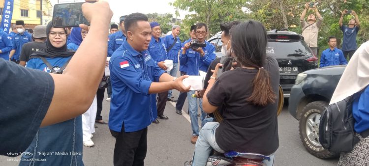Bersama Segenap Kader dan Orsap, Ketua DPC Partai Demokrat Berbagi Takjil dan Buka Puasa Bersama