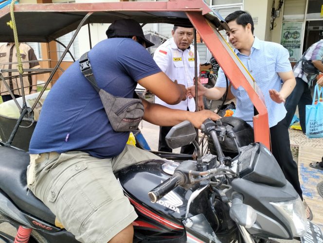 Camat Baylen Bersama Karang Taruna Muba Bagikan Sembako Ke Driver Bentor dan Petugas Kebersihan