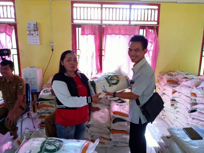 Dinas Ketahanan Pangan Muara Enim Salurkan Bantuan Beras ke Lima Desa