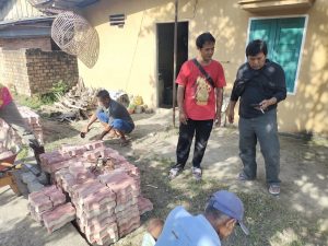 Deni Victoria (DV) Kembali Memberikan Bantuan Perbaikan Jalan di Kelurahan Karang Raja