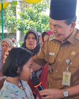 Pembukaan Pasar Bedug dan Pembagian Sembako Murah oleh Walikota di Halaman Masjid Nur Arafah