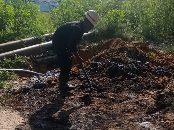 Pipa Pertamina Bocor Lagi, Lahan Warga Tercemar Menimbulkan Bau Tak Sedap