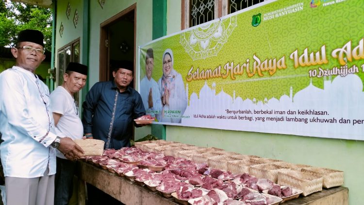 Ramah Lingkungan, Bayung Lencir Gunakan Besek Bambu dan Pelepah Pinang Untuk Daging Kurban