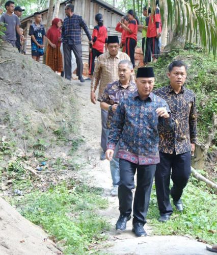 Weekend, Pj Bupati Apriyadi Sambangi Warga Sungai Keruh Yang Mendapat Program Bedah Rumah