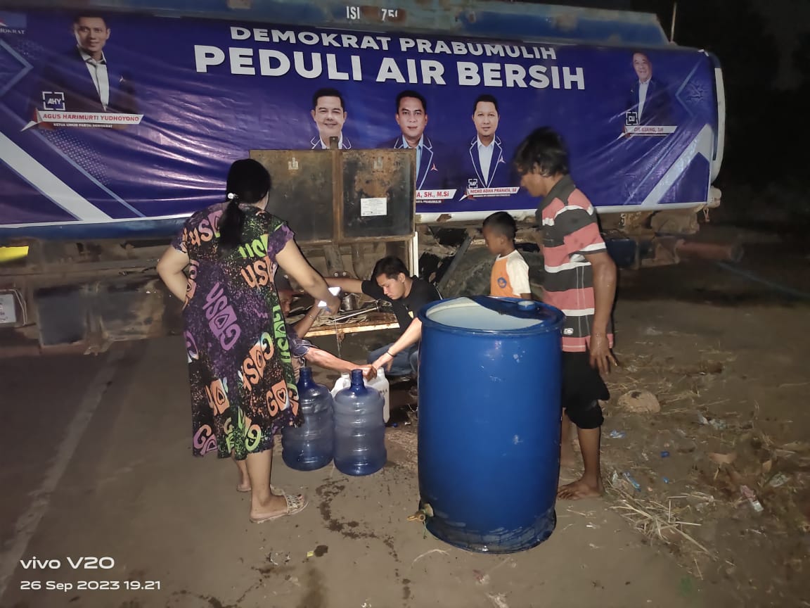 Demokrat Peduli, Bagikan Air Bersih 30000 Liter Perhari