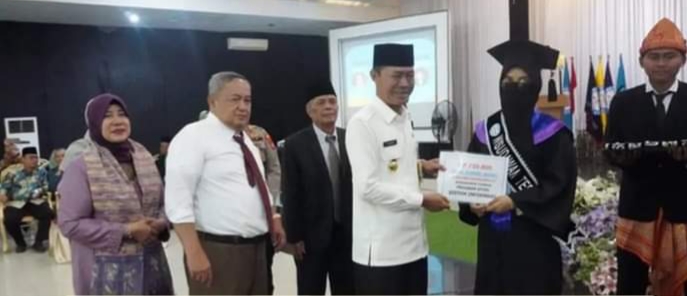Pj Walikota Elman ST, Hadiri  Wisuda ke-20 Mahasiswa UnPra