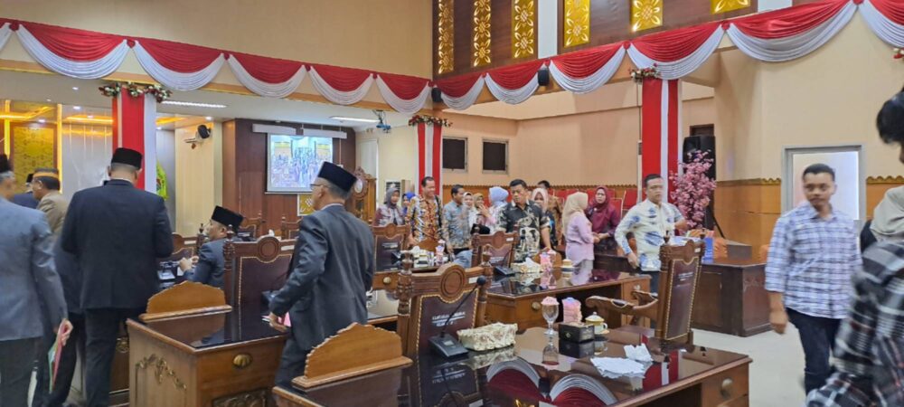 Rapat Paripurna di gedung DPRD Kota Prabumulih, Minggu 26/11/2023