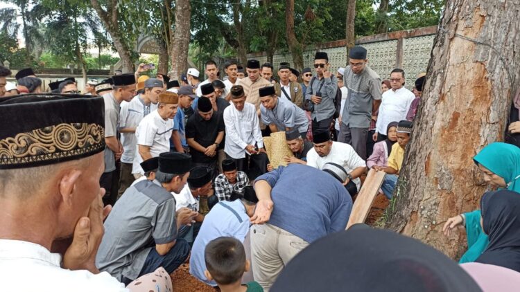 Pj Bupati Apriyadi Antar Langsung Mendiang Wakil Ketua Baznas Muba ke Pemakaman