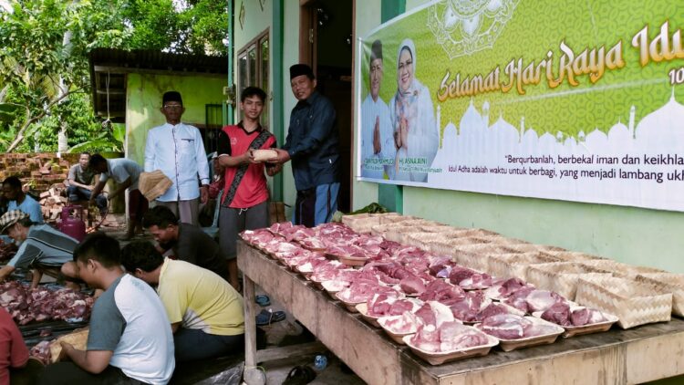 Ramah Lingkungan, Bayung Lencir Gunakan Besek Bambu dan Pelepah Pinang Untuk Daging Kurban