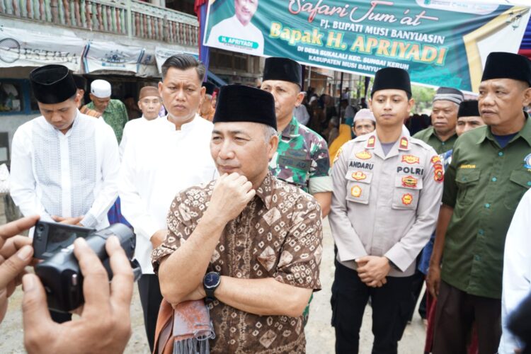 Safari Jumat di Sukalali, Pj Bupati Apriyadi Ajak Masyarakat Jaga Kekompakan