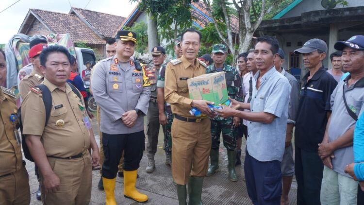 Tinjau Lokasi Banjir, PJ Walikota Prabumulih Bagikan Bantuan