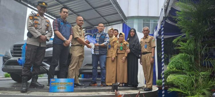 Sri Yurika Beruntung Mendapatkan 1 Unit Mobil Toyota Rush Dalam Penarikan Undian Tabungan Pesirah Bank Sumsel Babel