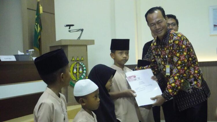 Kajati Prabumulih Bersama Pj Walikota Serahkan Akte dan KIA Bagi Anak Yatim