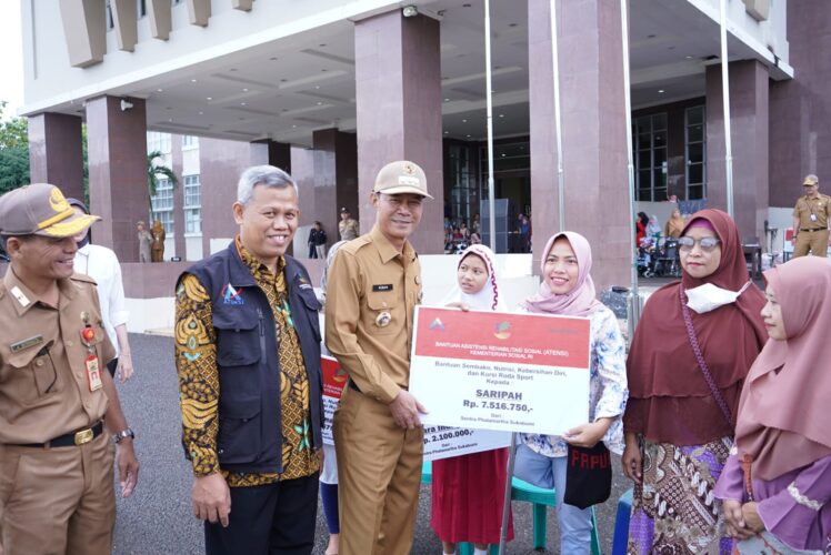 Pj Walikota Serahkan Bantuan dari Kemensos RI Kepada 53 Penyandang Disabilitas
