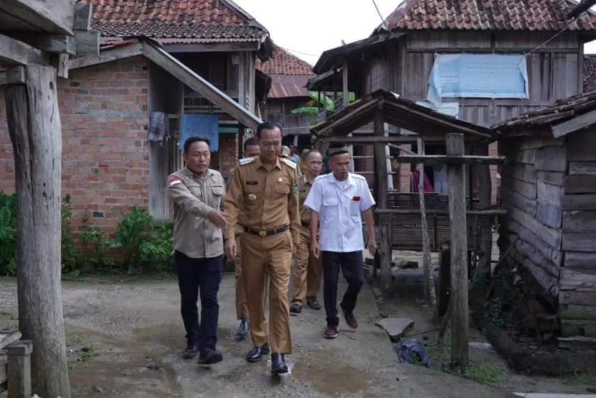 Penjabat Walikota Prabumulih, H Elman ST MM lakukan kunjungan ke rumah keluarga penderita stunting, Selasa 5/3/2024.