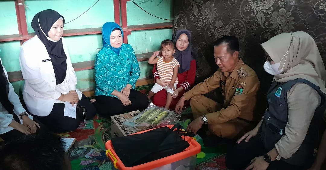 H. Elman saat menyambangi keluarga penderita Stunting. Selasa 5/3/2024.
