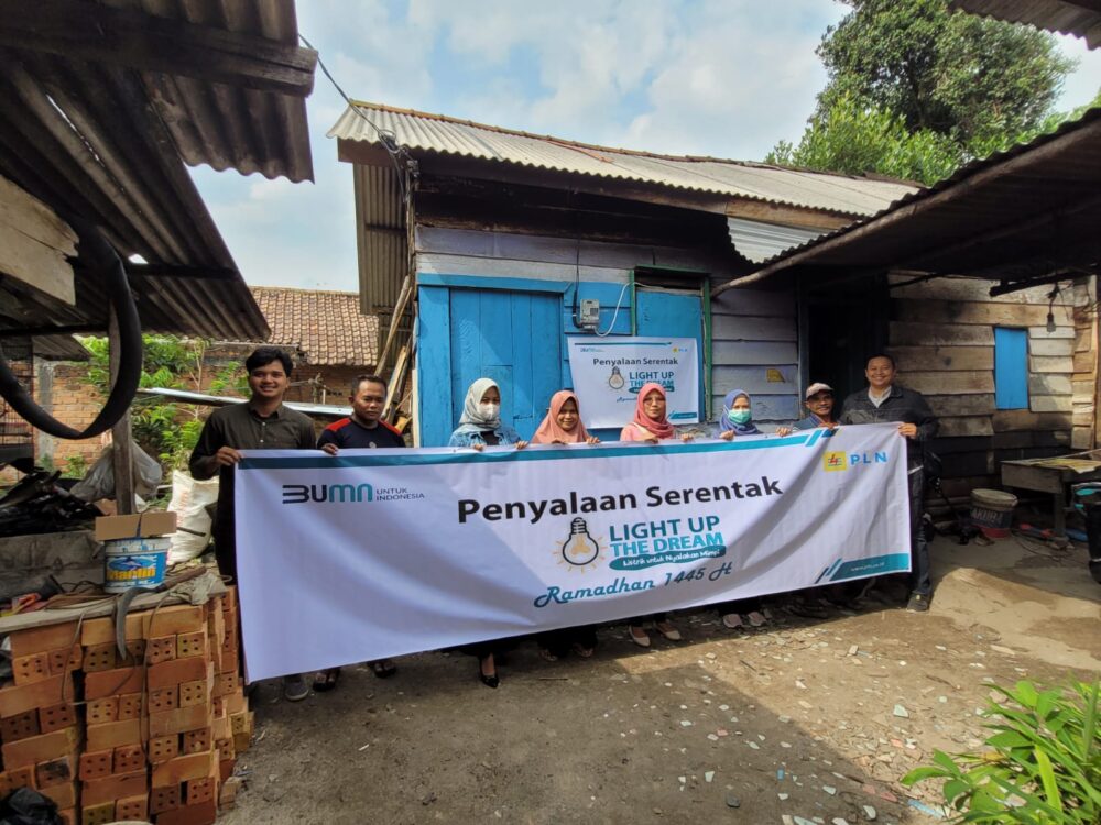 Pegawai PLN S2JB Sisihkan Sebagian Pendapatannya untuk Sambungkan Listrik 506 Warga Kurang Mampu