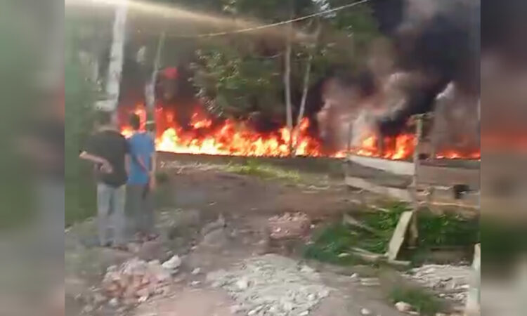 Gudang Penampungan Minyak Terbakar Hebat di Talang Bayung Muba
