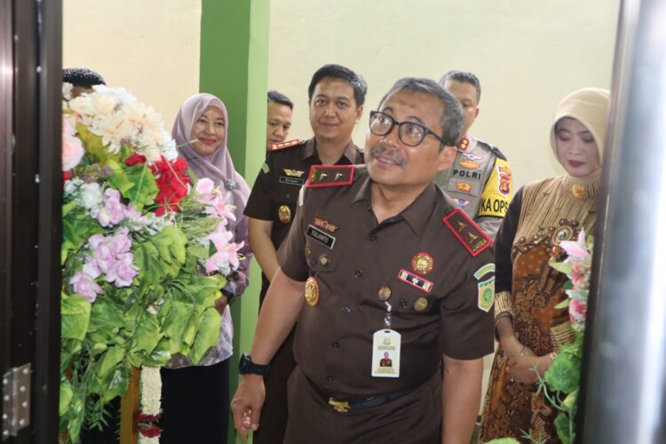 Bangun Mess dan Musholla di Lingkungan Kantor Kejari, Roy Riady Mendapat Apresiasi Kajati