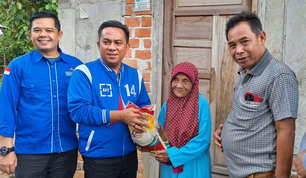 Deni Victoria (DV) Turun Langsung ke Desa Jungai Dalam Kegiatan Jumat Berkah Partai Demokrat