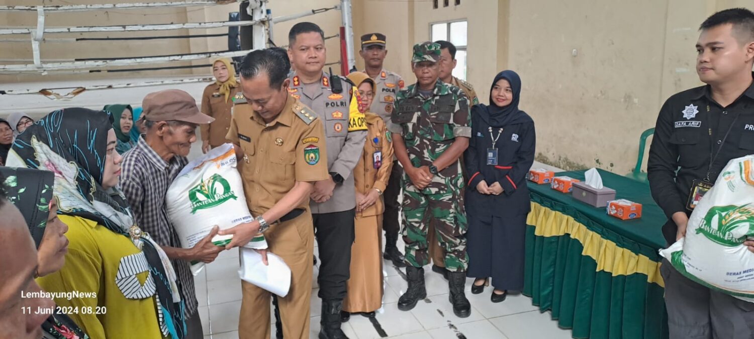 Pj Walikota Serahkan Bantuan Beras Pemerintah di Kelurahan Prabujaya