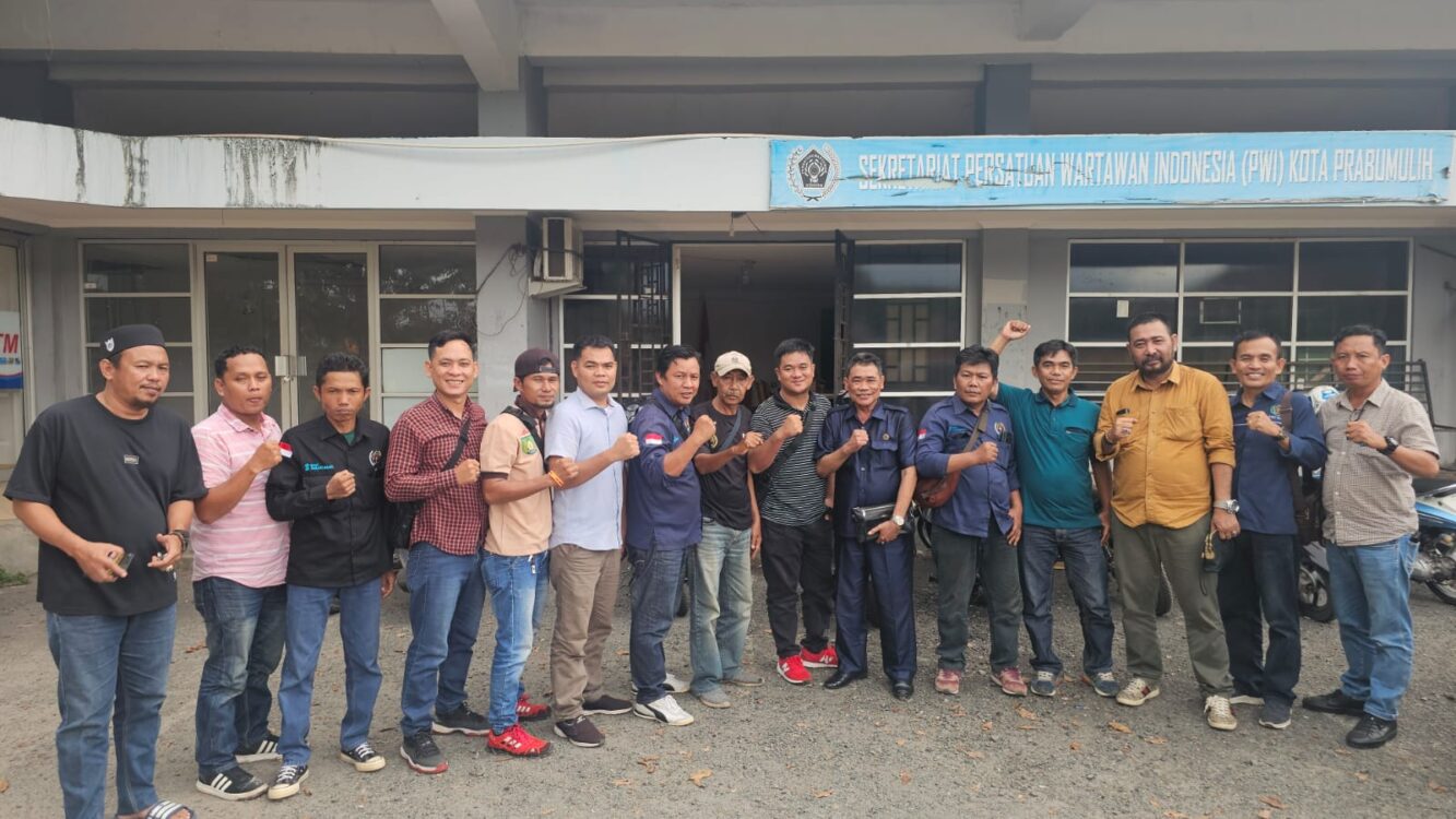 Ketua PWI Sumsel Ngantor di Sekretariat PWI Prabumulih