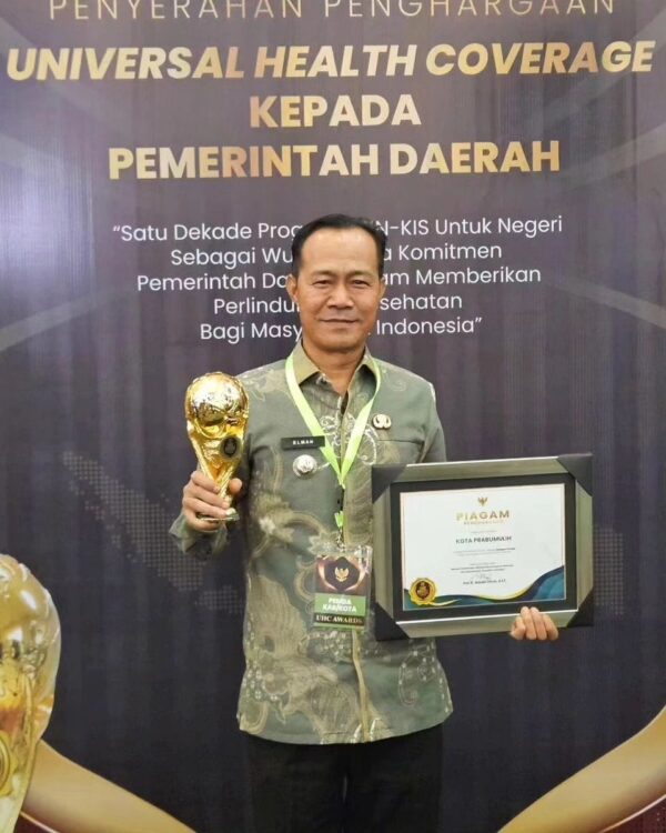 Penjabat Walikota H Elman, Menerima Penghargaan Universal Health Coverage (UHC)