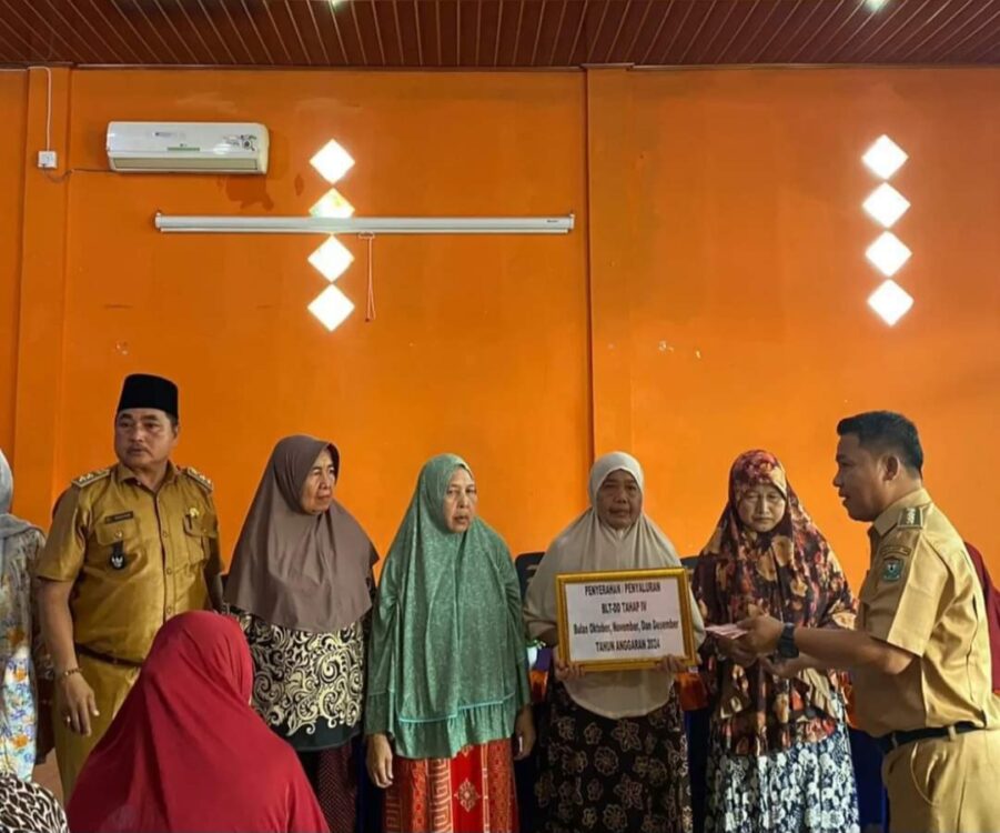 Camat Belimbing, Hadiri Pembagian BLT-DD di Desa Teluk Lubuk