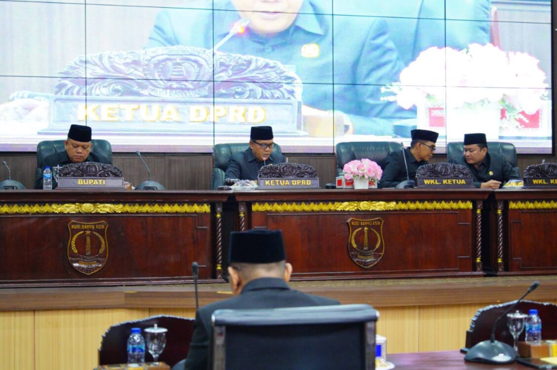 Hadiri Rapat Paripurna, Pj Bupati Muba H. Sandi Fahlepi Sampaikan Penjelasan 3 Raperda Inisiatif Pemkab Muba